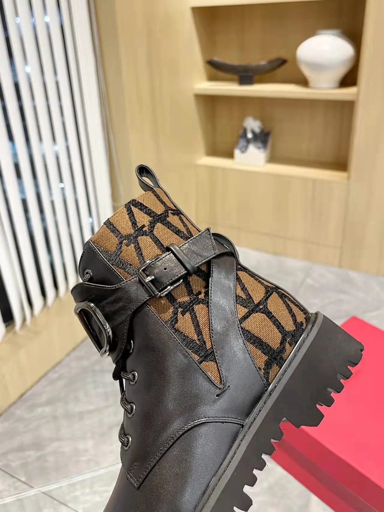 SE1461  Vlogo Signatrue Combat Boot / Size5-11